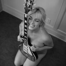  Nude