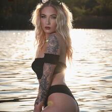  Nude