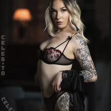 Nude