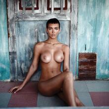  Nude