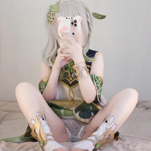  Nude