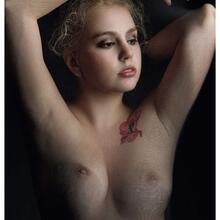  Nude