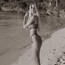  Nude