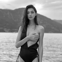  Nude