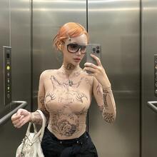  Nude