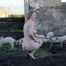  Nude