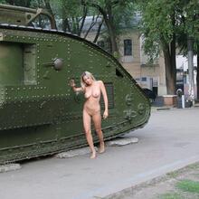  Nude