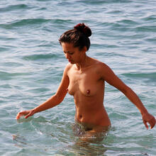  Nude