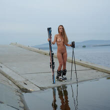  Nude