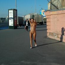  Nude