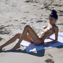  Nude