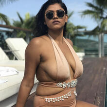  Nude