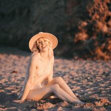  Nude