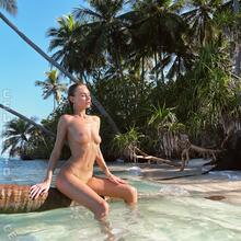  Nude