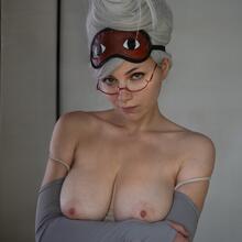  Nude