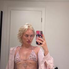  Nude