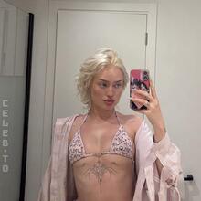  Nude