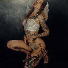  Nude