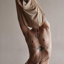  Nude