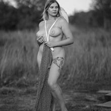  Nude