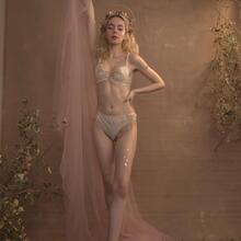  Nude