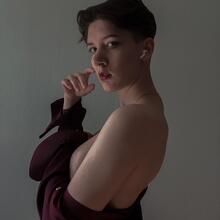  Nude