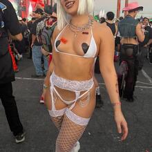  Nude
