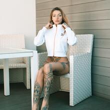  Nude
