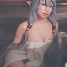  Nude