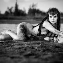  Nude