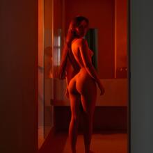  Nude