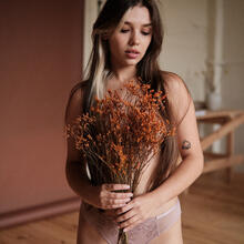  Nude