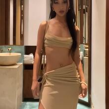  Nude