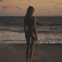  Nude