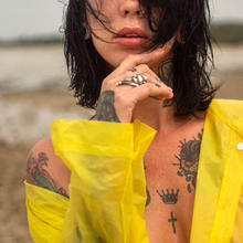 Nude
