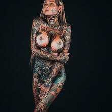  Nude