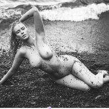  Nude