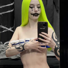  Nude