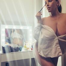  Nude