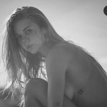  Nude