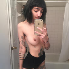  Nude