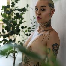  Nude