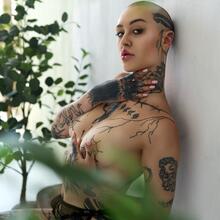  Nude