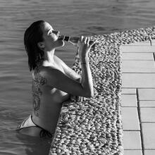  Nude