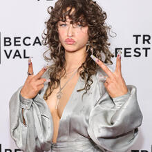  Nude