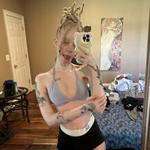  Nude