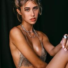 Nude