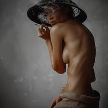  Nude
