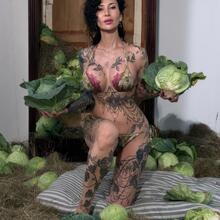  Nude