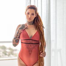  Nude